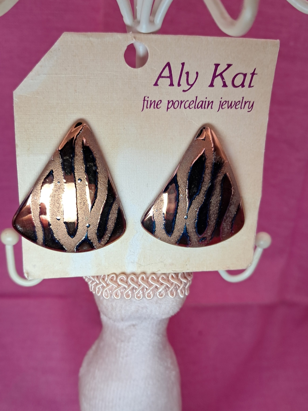 Aly Kat Handcrafted Porcelain Fan-Shsped Earrings (Goldtone)
